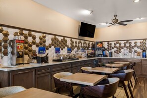 Free daily continental breakfast  - SureStay Plus Hotel by Best Western Topeka Northwest (Topeka)