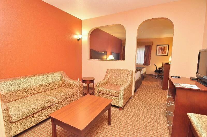 Living area | 37-inch flat-screen TV with satellite channels, TV