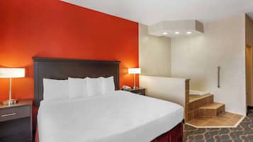 Espacio para trabajar con laptop y cortinas blackout