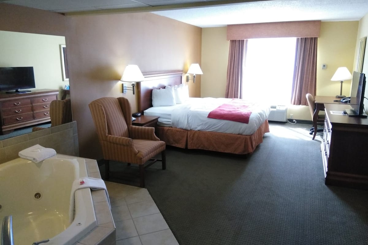 Suite monolocale, 1 letto king, non fumatori | Una scrivania, postazione laptop, ferro/asse da stiro