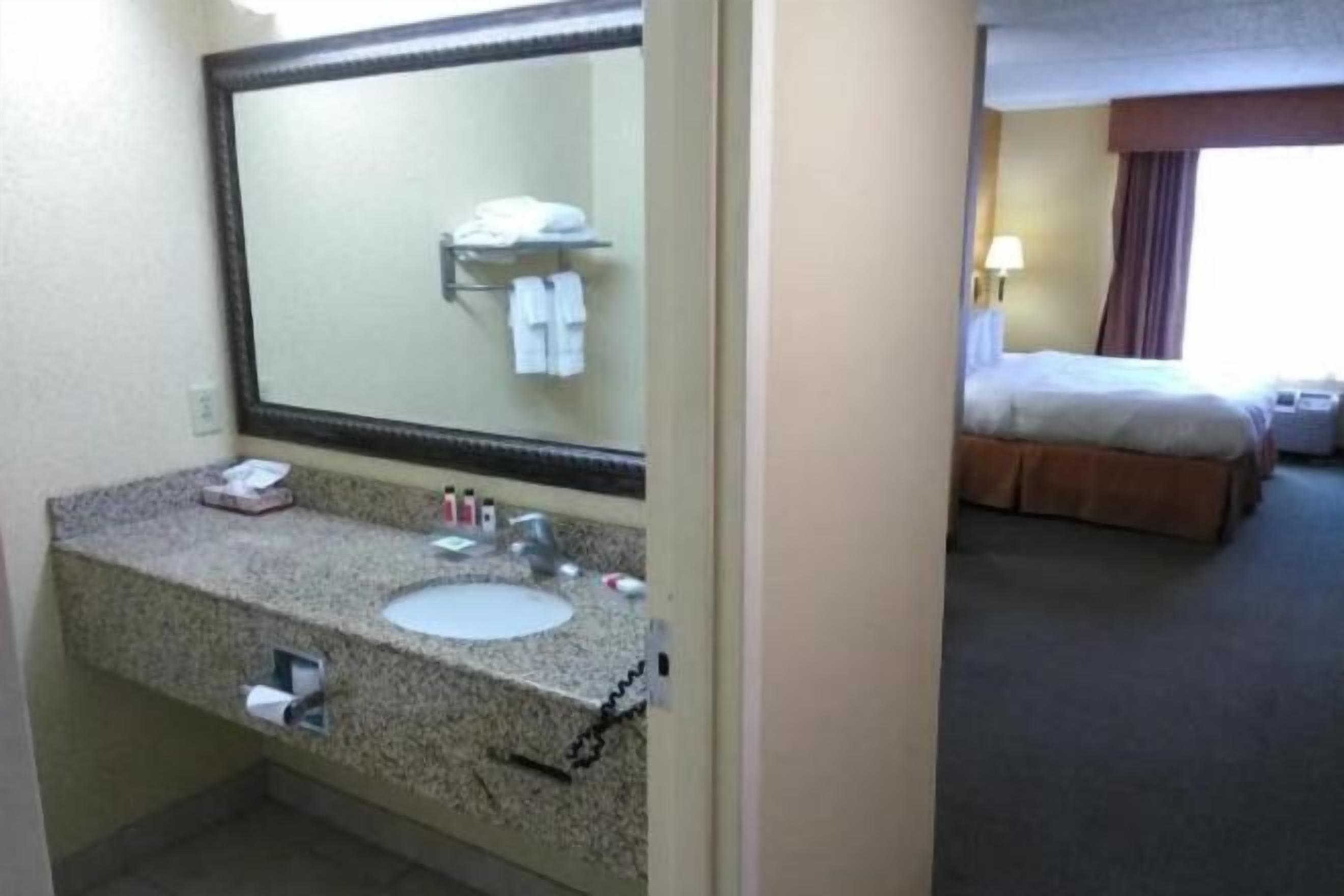 Bathroom | Combined shower/tub, free toiletries, hair dryer, towels