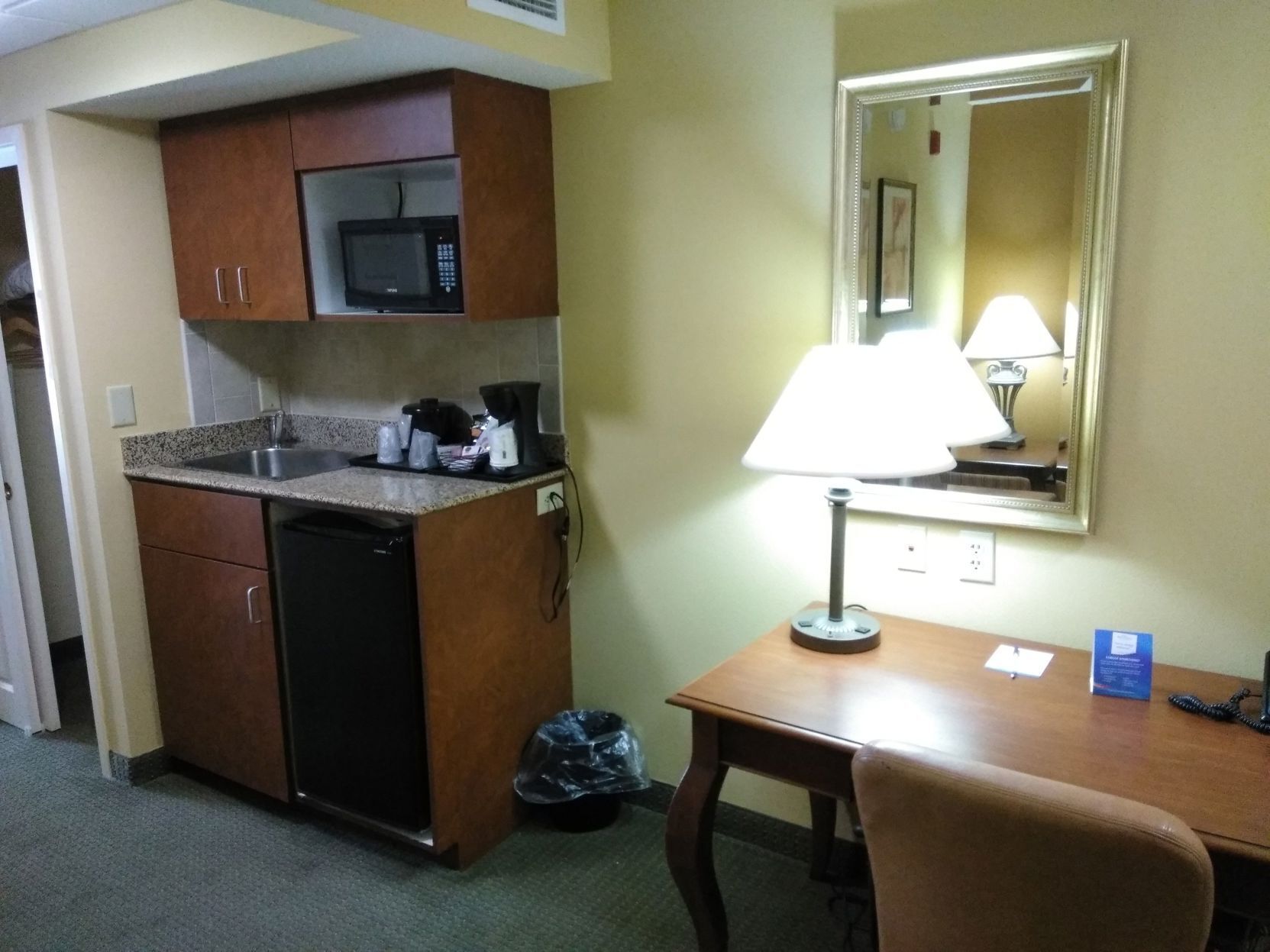 Private kitchen | Fridge, microwave, coffee/tea maker