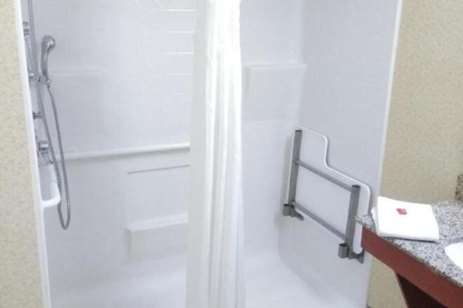 Bathroom | Combined shower/tub, free toiletries, hair dryer, towels