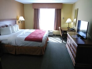 Een bureau, een laptopwerkplek, een strijkplank/strijkijzer