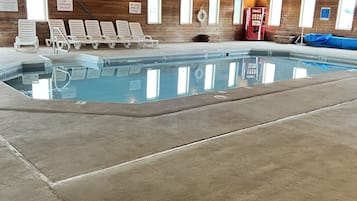 Alberca techada, acceso de 10:00 a 22:00, y camastros