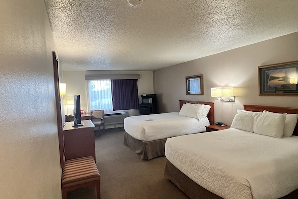 Kamer, 2 queensize bedden | Een bureau, verduisterende gordijnen, een strijkplank/strijkijzer