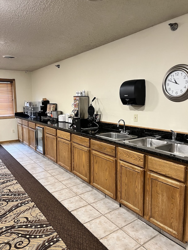 Free daily continental breakfast - Serena Inn & Suites - Sundance (Sundance)