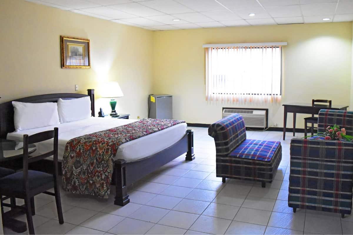 Suite, 1 letto king | Una cassaforte in camera, una scrivania, Wi-Fi gratuito