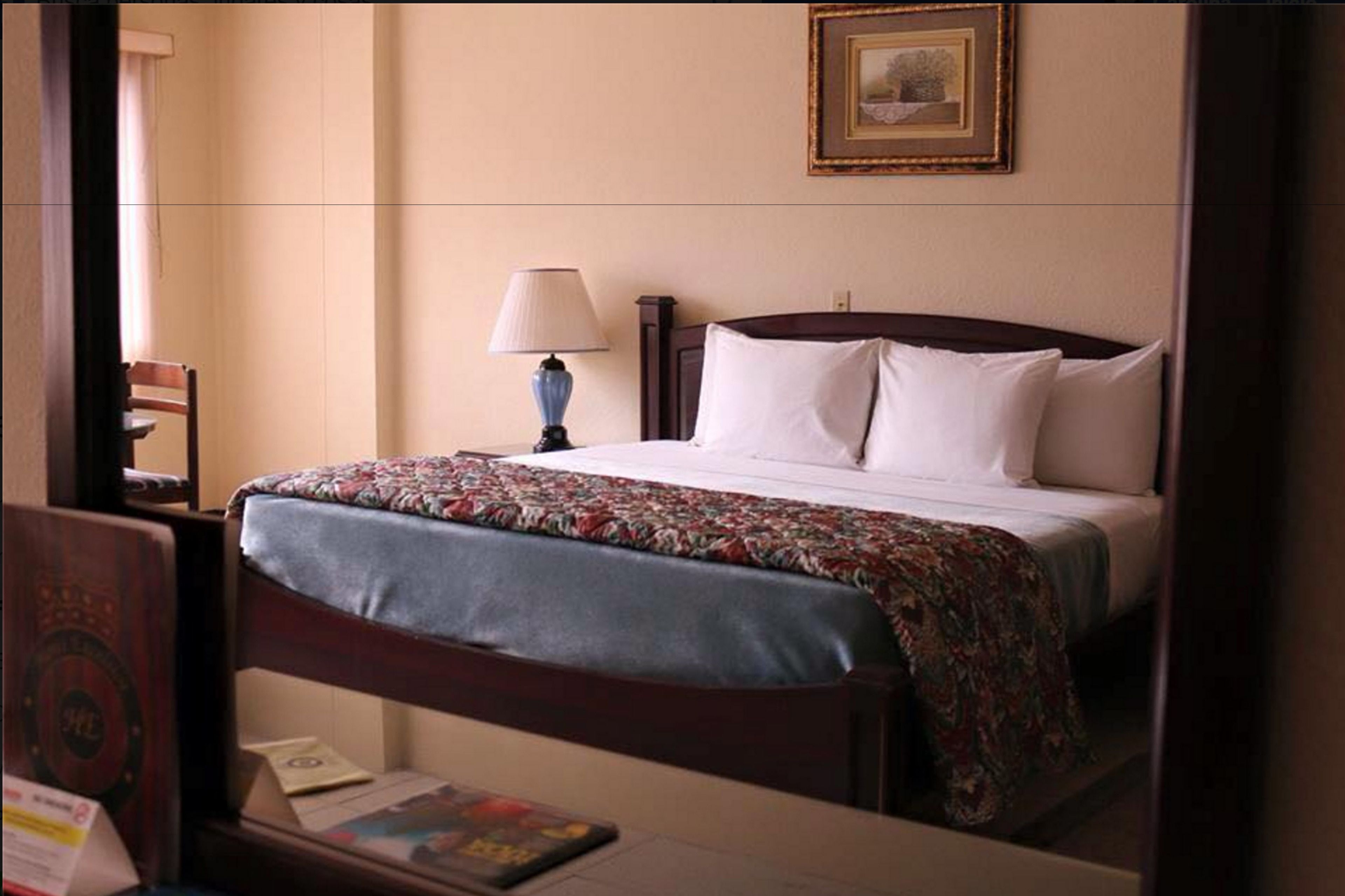 suite, 1 king bed | in-room safe, desk, free wifi, alarm clocks