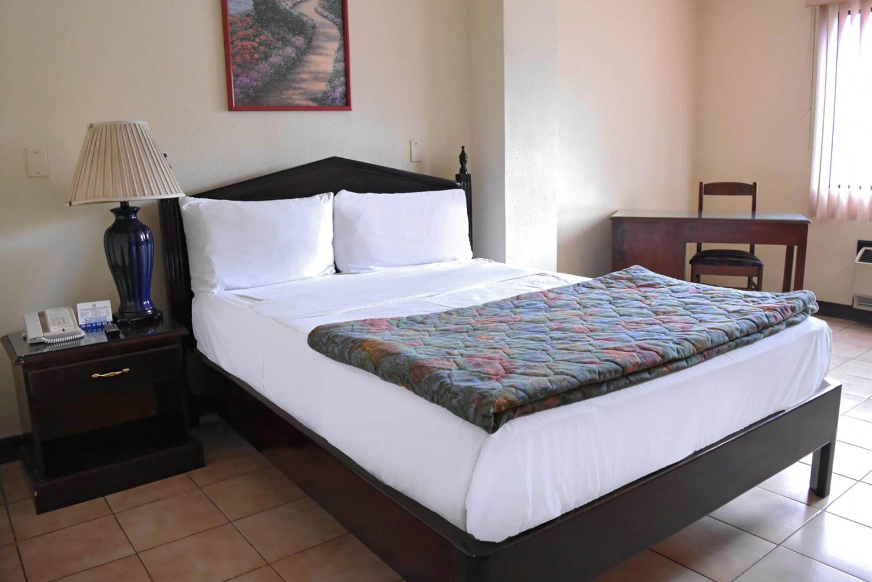 suite, 1 king bed | in-room safe, desk, free wifi, alarm clocks