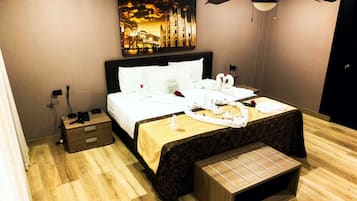 Quarto standard, 1 cama King, para não fumantes | Cofres nos quartos, escrivaninha, cortinas blackout