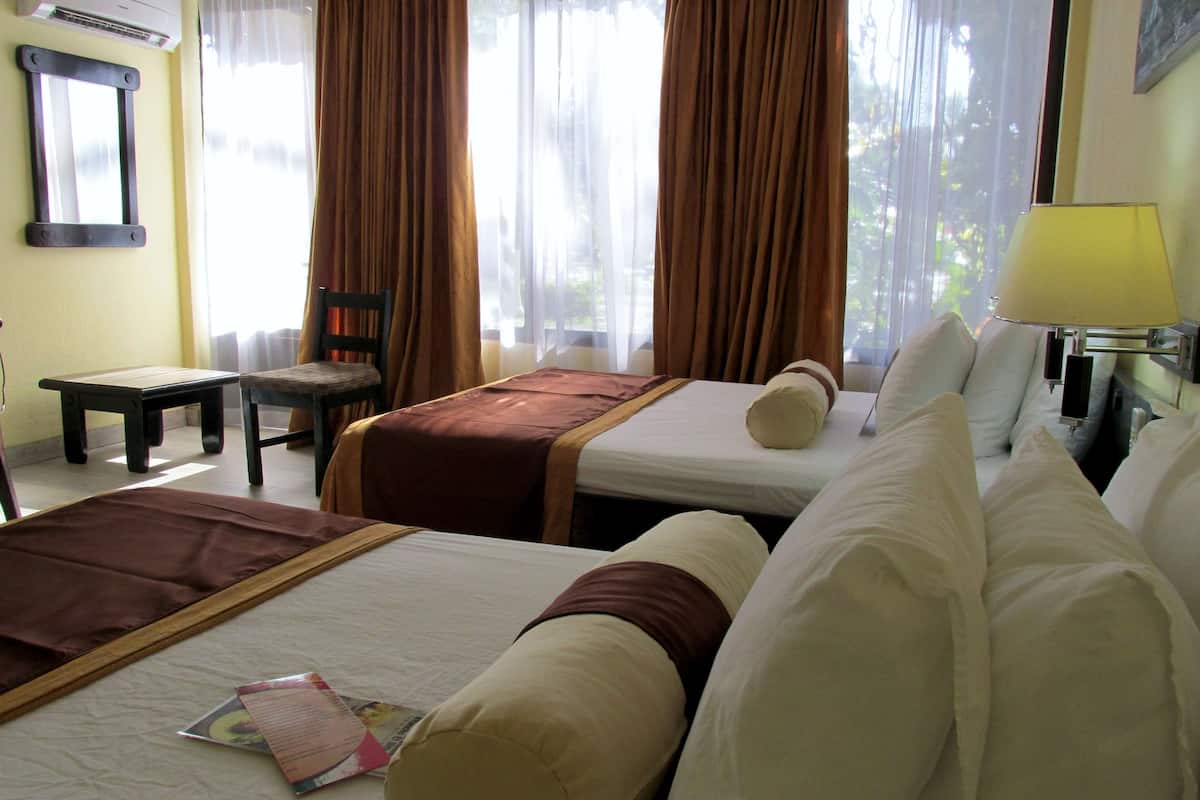 Phòng Tiêu chuẩn, 2 giường cỡ queen, không hút thuốc | Két bảo mật tại phòng, bàn, màn/rèm cản sáng, bàn ủi/dụng cụ ủi quần áo