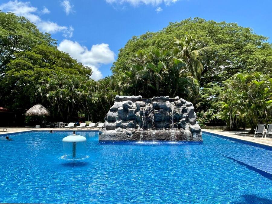 Hồ bơi ngoài trời