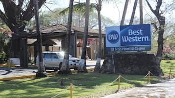 A Best Western sign with a building in the background.
