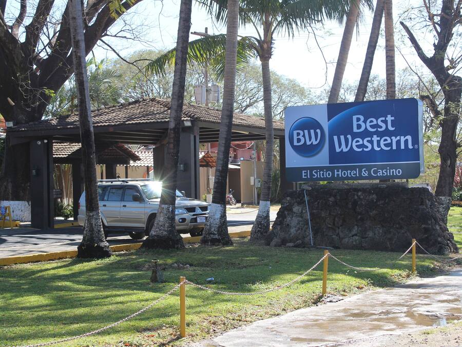 A Best Western sign with a building in the background.