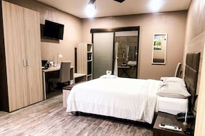 Habitació estàndard, 1 llit de matrimoni, no fumadors | Caixa forta a l'habitació, escriptori i cortines opaques