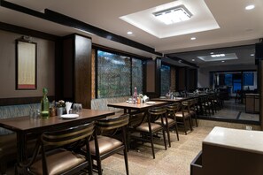Breakfast, lunch and dinner served - The Emerald Hotel & Executive Apartments (Mumbai)