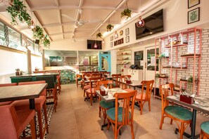 Cafe - The Emerald Hotel & Executive Apartments (Mumbai)