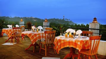 2 restauranter, frokost serveres