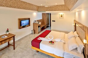 Luxury Double Room | In-room safe, desk, blackout drapes, iron/ironing board