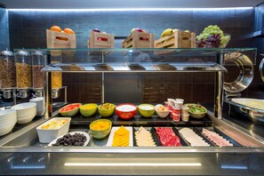 Se ofrece un desayuno bufé (18.50 GBP por persona)