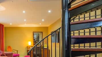 Junior-Suite, 1 Queen-Bett (Duplex, Living Room) | Bettwäsche aus ägyptischer Baumwolle, hochwertige Bettwaren, Zimmersafe