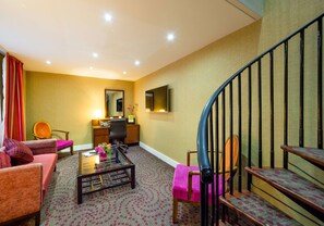 Junior Suite, 1 Queen Bed (Duplex, Living Room) | Living area