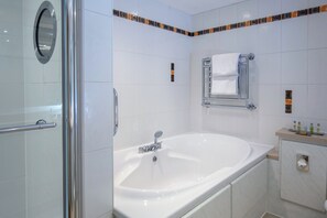 Junior King Suite | Bathroom | Free toiletries, hair dryer, towels, soap - Forest Pines Spa & Golf Resort (Brigg)