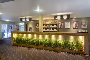 Couples treatment rooms, hot tub, body treatments, aromatherapy