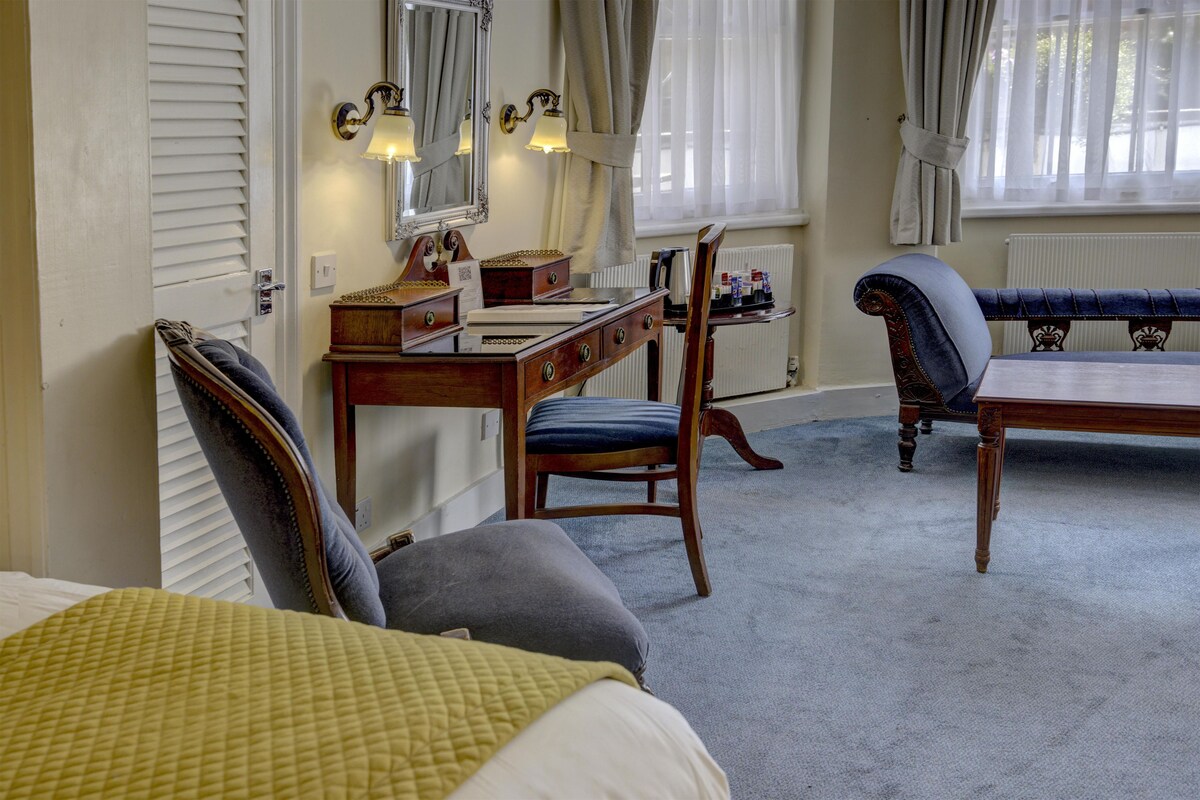 Family Room, Multiple Beds, Non Smoking | Desk, iron/ironing board, free WiFi, individually decorated