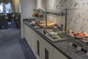 A buffet area with various food options, including fruits, vegetables, and bread. - Best Western Swiss Cottage Hotel (London)