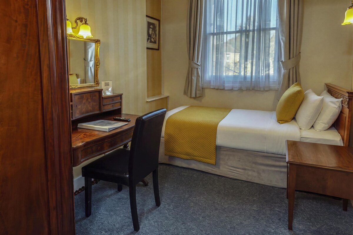 Standard Room, 1 Single Bed, Non Smoking | Desk, iron/ironing board, free WiFi, individually decorated