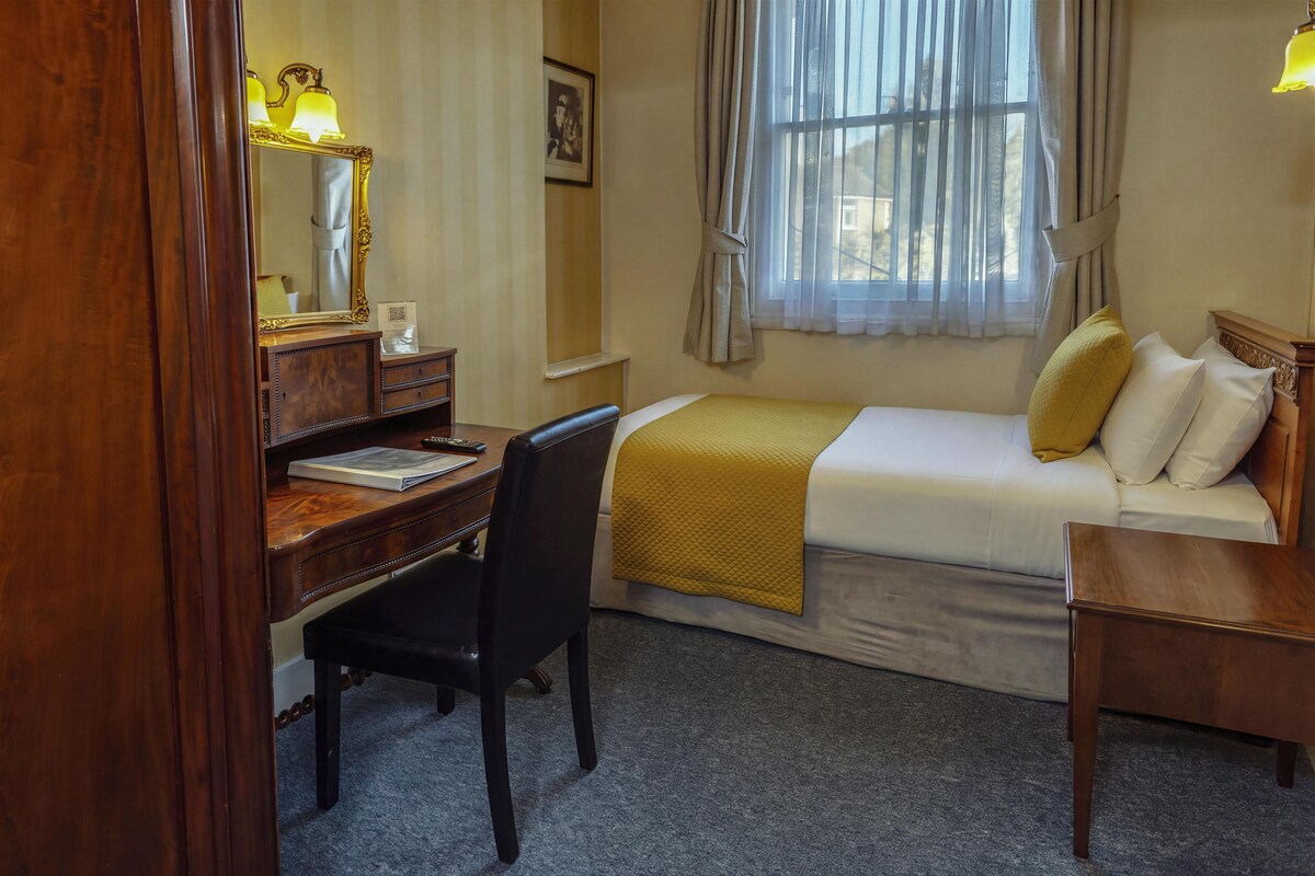 Standard Room, 1 Twin Bed, Non Smoking | Desk, iron/ironing board, WiFi (free), individually decorated