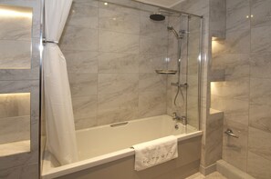 Combined shower/bathtub, free toiletries, hair dryer, bathrobes - Pennine Manor Hotel (Huddersfield)
