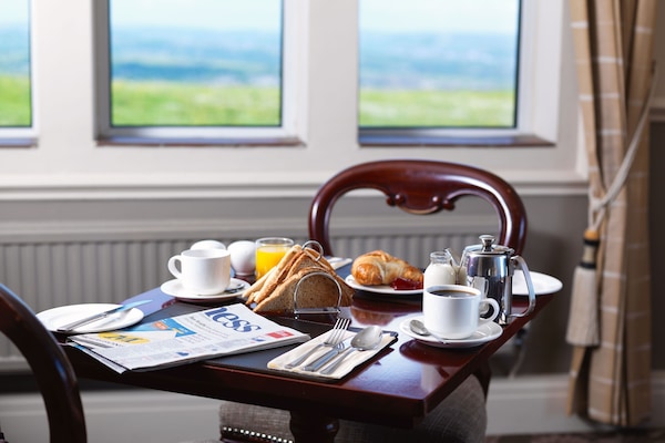Full breakfast on weekends (GBP 10.95 per person)