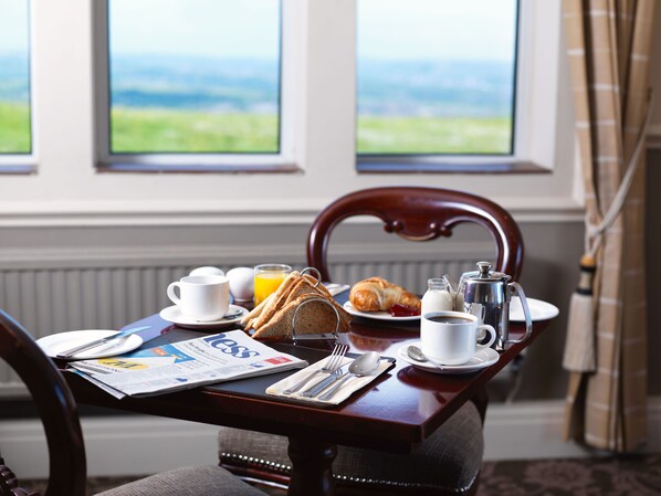 Desayuno completo los fines de semana (GBP 10.95 por persona) 