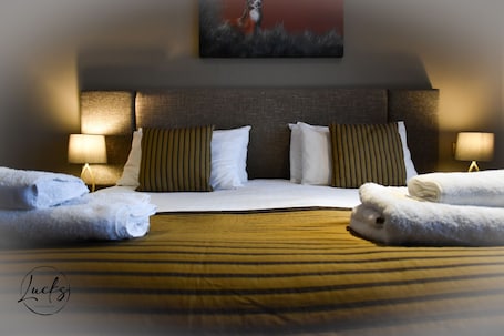 Escritorio, tabla de planchar con plancha, wifi gratis y ropa de cama