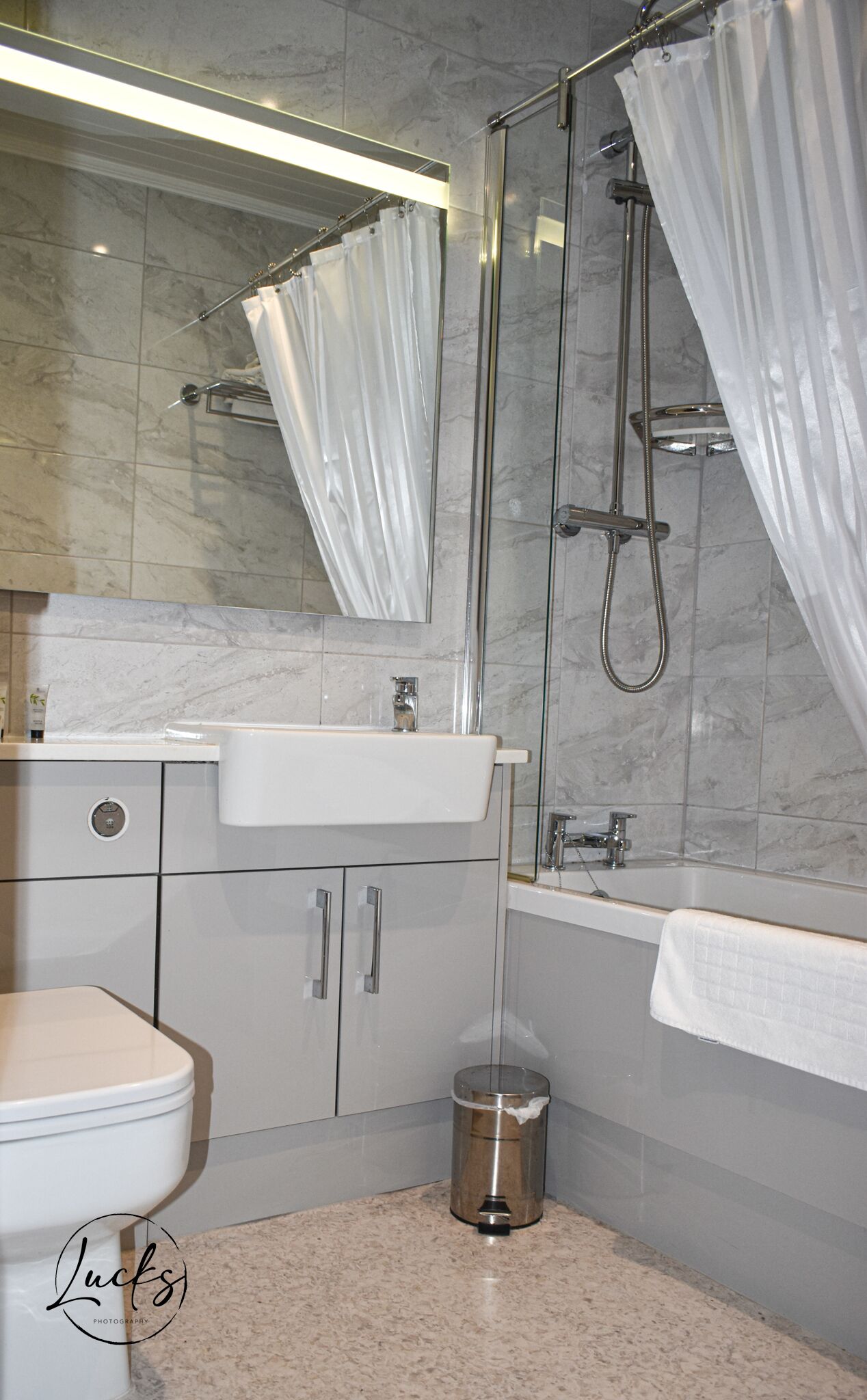 Deluxe tweepersoonskamer | Badkamer | Een bad/douchecombinatie, gratis toiletartikelen, een haardroger