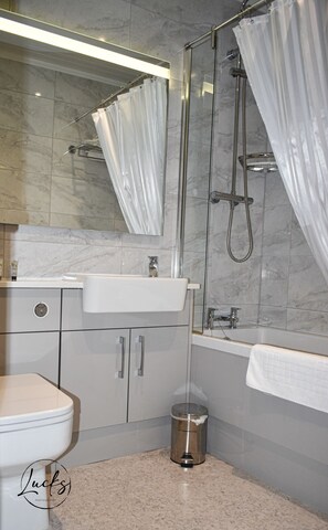Deluxe Double Room | Bathroom | Combined shower/bathtub, free toiletries, hair dryer, bathrobes - Pennine Manor Hotel (Huddersfield)