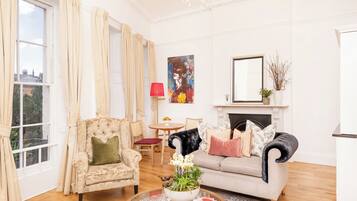 Deluxe Suite | Living area | Flat-screen TV