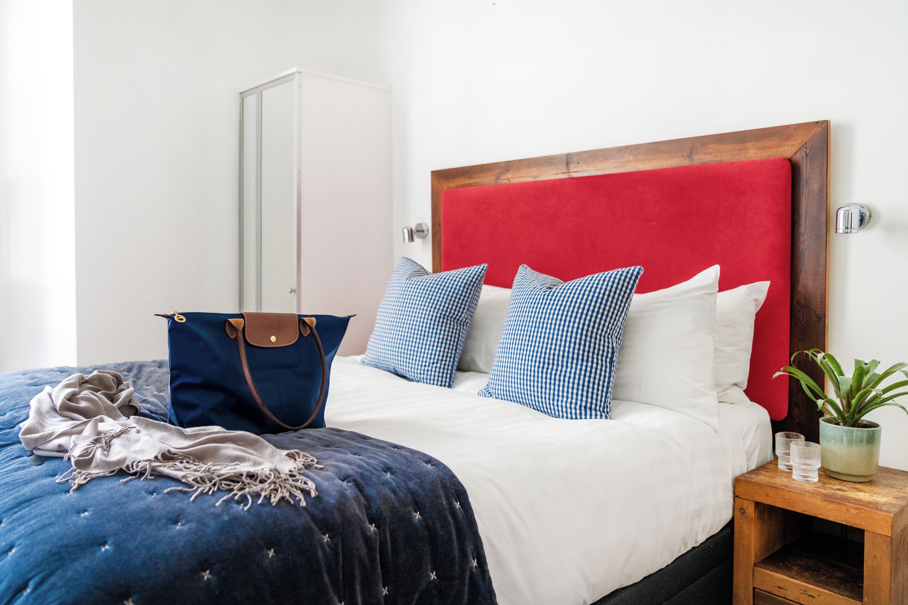 Minibar, decoración personalizada y tabla de planchar con plancha 