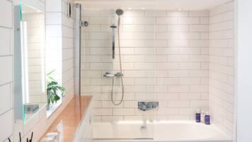 Suite Deluxe | Bany | Dutxa, capçal de dutxa tipus cascada i articles de tocador gratuïts