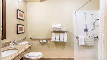 Ein Badezimmer mit Waschbecken, Toilette, Handtuchhalter und Dusche.