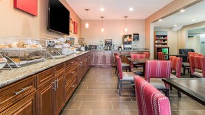 A breakfast area with a buffet, seating, and a marketplace. - Comfort Suites Eufaula North (Eufaula)