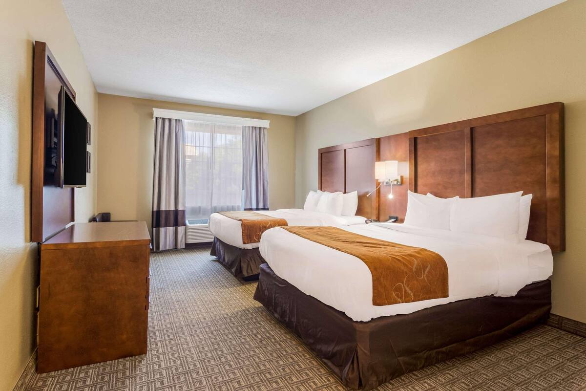 1 bedroom, premium bedding, desk, blackout curtains