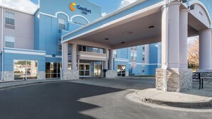 A Comfort Inn hotel with a blue facade, large entrance, and columns. - Comfort Inn Birmingham - Irondale (Birmingham)