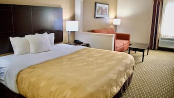 Tabla de planchar con plancha, wifi gratis y ropa de cama