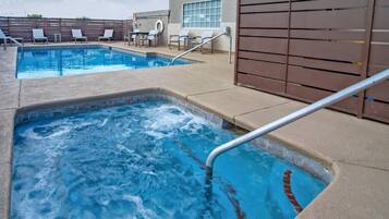 Piscina externa, funciona das 8h às 21h, espreguiçadeiras