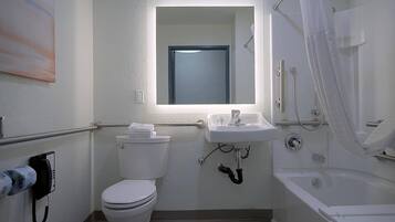 Un baño con inodoro, lavamanos y bañera.