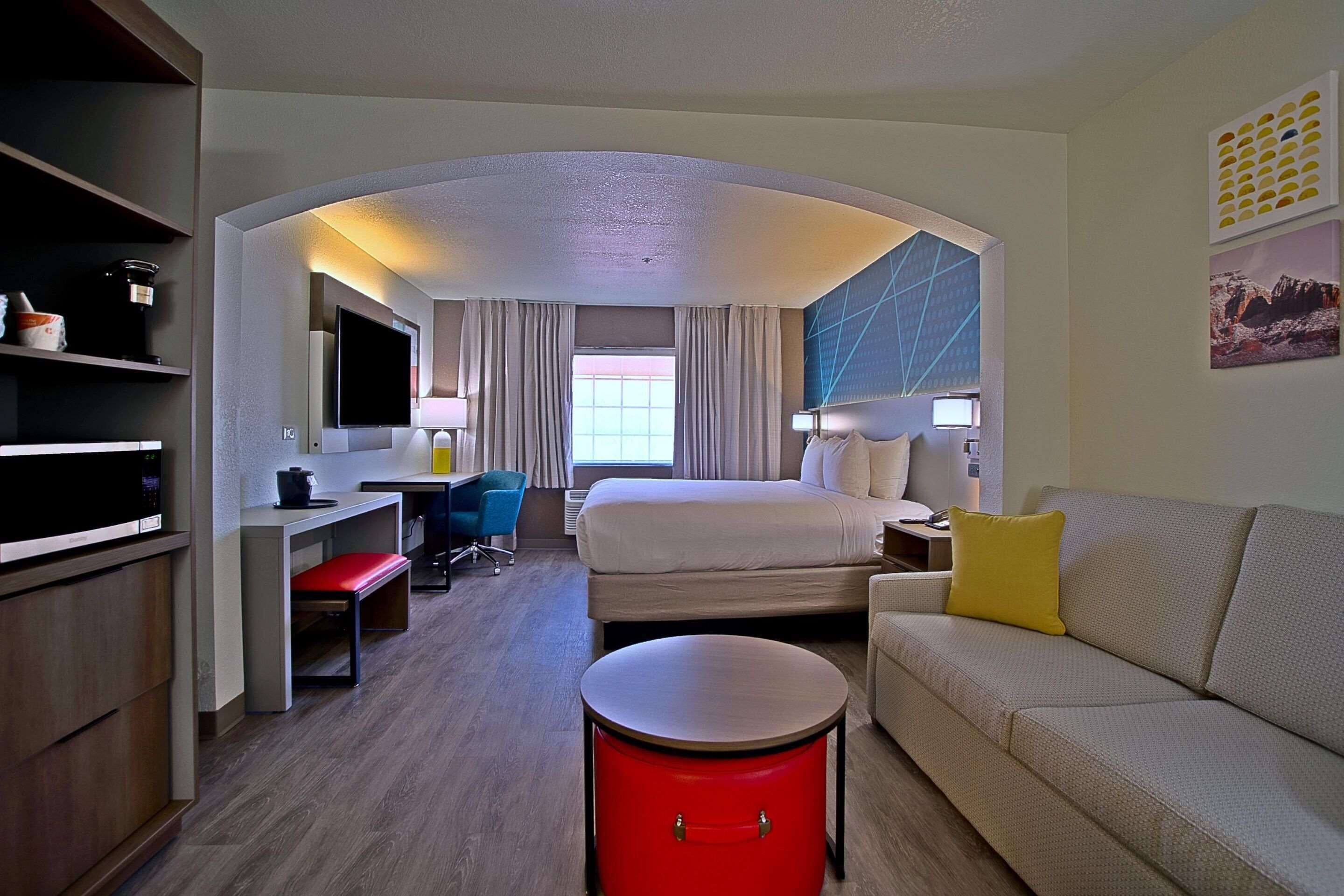 standard room, 1 king bed, accessible, non smoking (roll-in shower) | desk, laptop workspace, blackout curtains, iron/ironing board